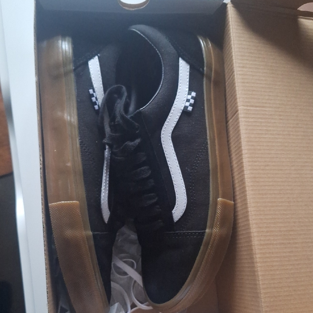New Vans Black and White Skake Sneakers with Gum Sole. Extra Shoelaces.